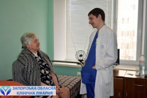 pacientka-konsultiruetsya-u-special