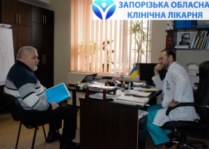 Анатолий Федорович консультируется у Евгения Ермолаева, заведующего центром сосудистой и эндоваскулярной хирургии ЗОКБ