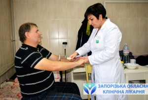 Заведующая инсультным центром Лейла Мирватова проводит осмотр