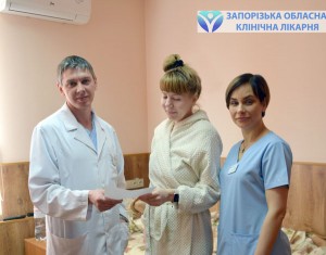 Дмитрий Руденко с пациенткой и Ольгой Лашкул, врачом-гинекологом отделения гинекологии ЗОКБ