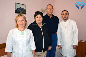 Фото 9_Благодарные пациенты с Еленой Литвиненко, заведующей отделением кардиологии ЗОКБ и Рамини Торией, заведующим отделением ангиографии и эндоваскулярной хирургии ЗОКБ