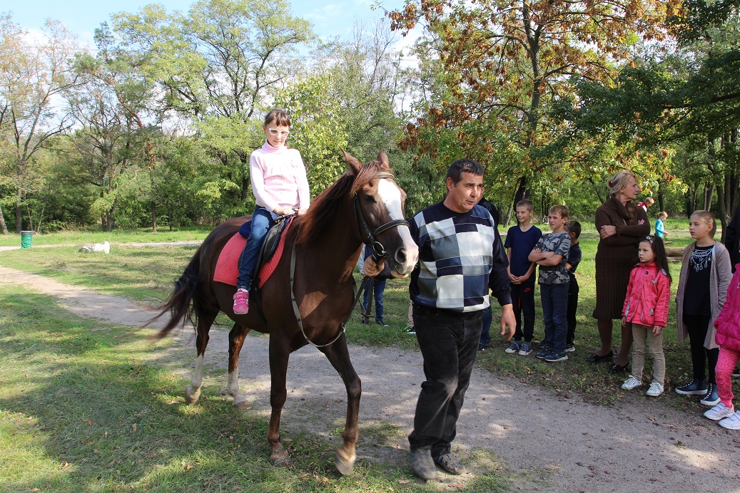 На мероприятии дети также имели возможность совершить конную прогулку 