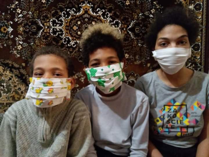Діти Олени Макайї з масками, зробленими матусею