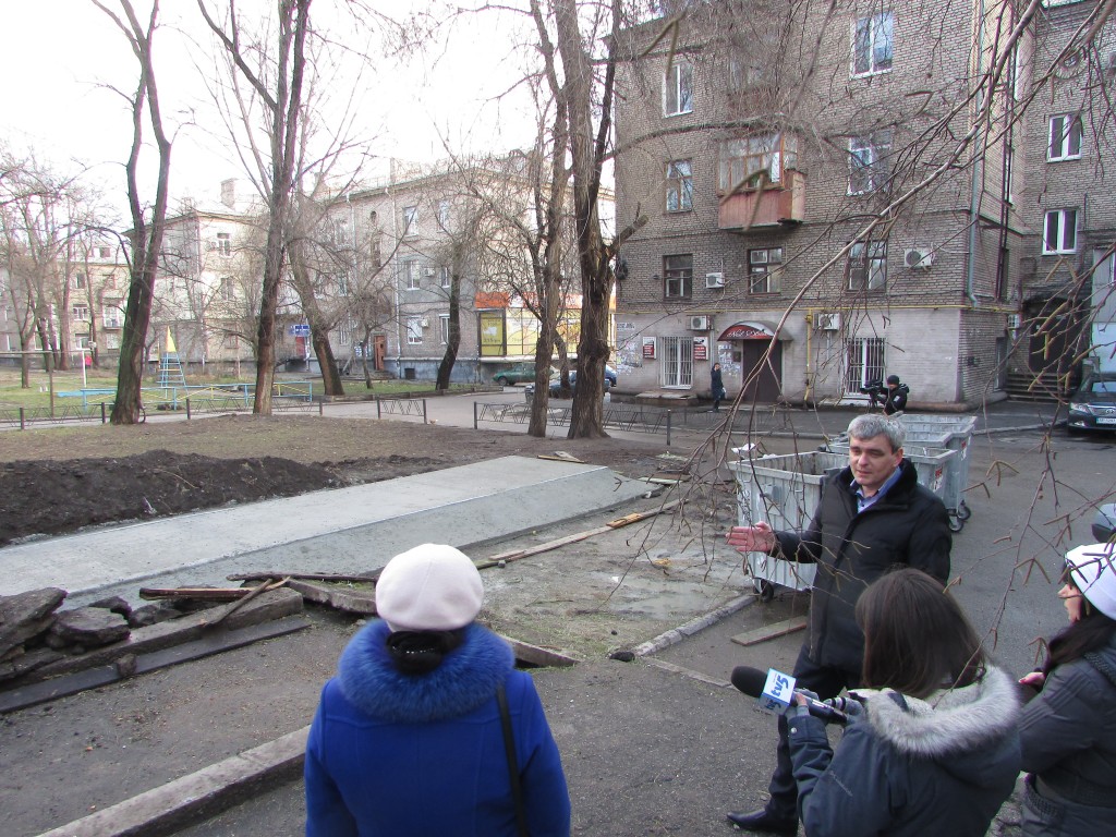 Юрій Дорошенко демонструє новий майданчик для сміття