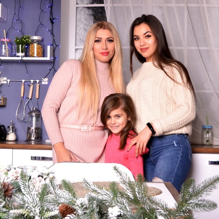 Наталія Богданова з доньками