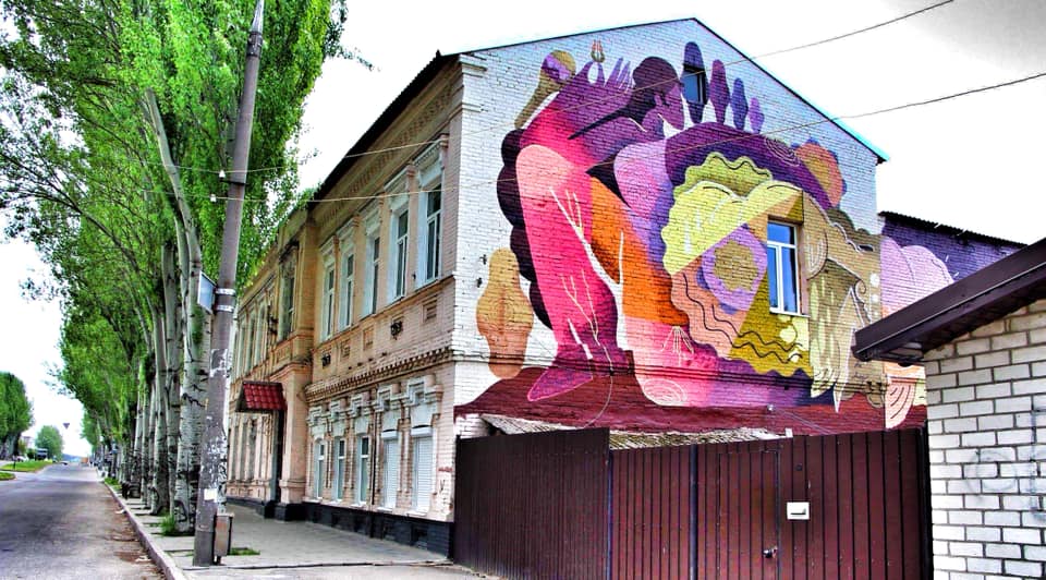 Mural_Muza__na_fasadi_muzychnoi_shkoly_-1