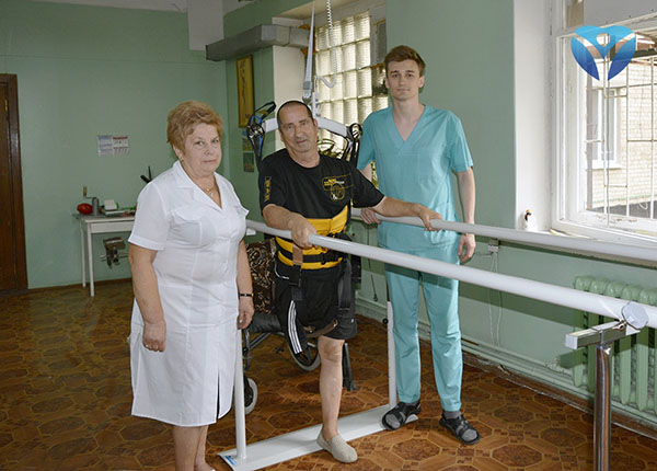 Фото 11 - Счастливый пациент вместе с заведующей отделением реабилитации и реабилитологом (1)