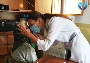 Фото 7_Офтальмологи Запорожской облбольницы регулярно проводят выездные приемы в районах области