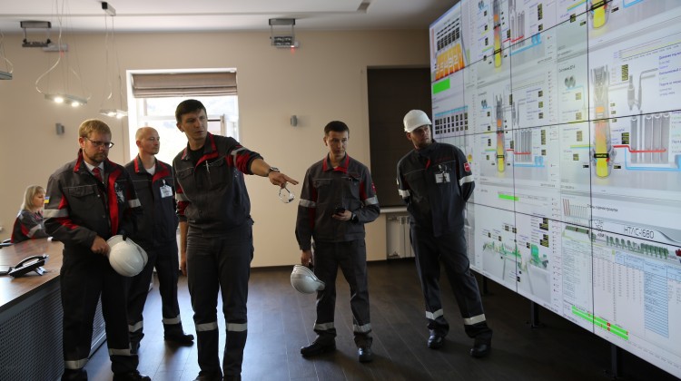 Посол Швеции в Украине Мартин Хагстрем и директор по капитальному строительству комбината "Запорожсталь" Алексей Лебедев в центральной диспетчерской предприятия.