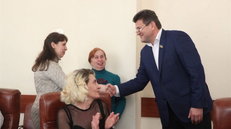 міський голова Запоріжжя Володимир Буряк вручив ордери на чотири квартири