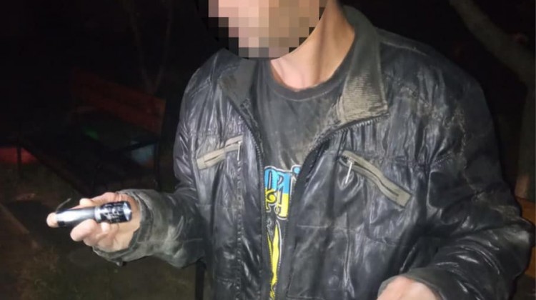 Відгамселив та відібрав речі: на жительку Запоріжжя здійснили грабіжницький напад