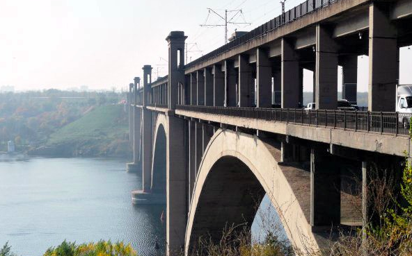 На одному із запорізьких мостів рятували самогубцю
