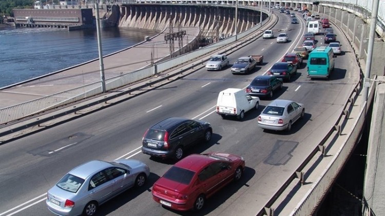 Кому заборонять їздити по запорізькій греблі