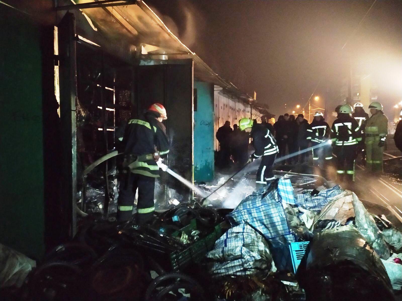 Нічна пожежа на центральному ринку Запоріжжя: згоріли два кіоски з товаром
