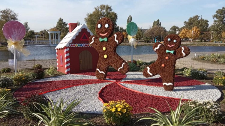 У запорізькому парку пошкодили квіткові фігури