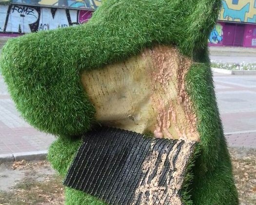 У запорізькому парку вандали пошкодили топіарну фігурку