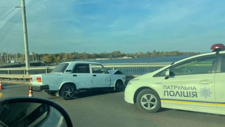 У Запоріжжі на греблі автівка в'їхала в огорожу