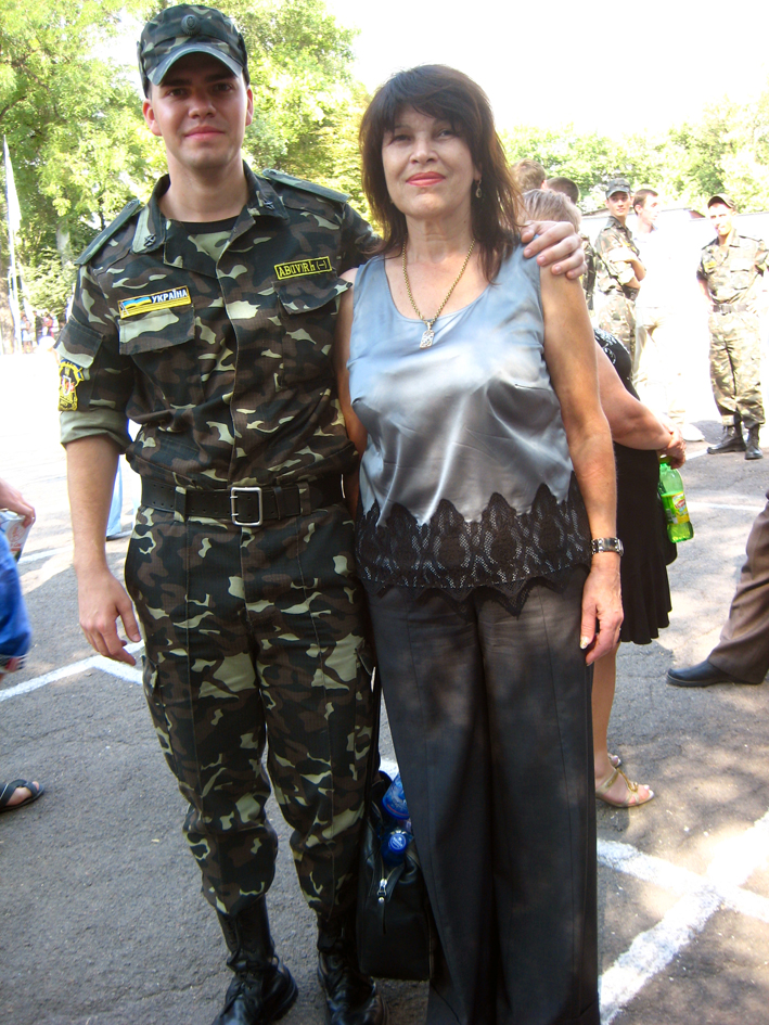 Молодий лейтенант з мамою