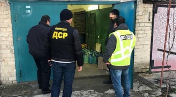 На запорізькому курорті в гаражі продавали фальсифікований алкоголь