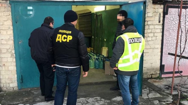 На запорізькому курорті в гаражі продавали фальсифікований алкоголь