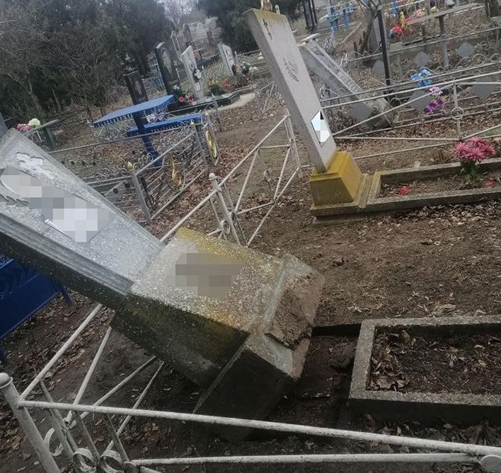 На кладовищі в Запорізькій області пошкодили 20 могил